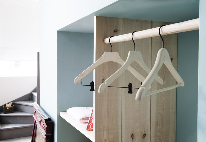 Gruccia in legno bianco con pinze  3 Compactor