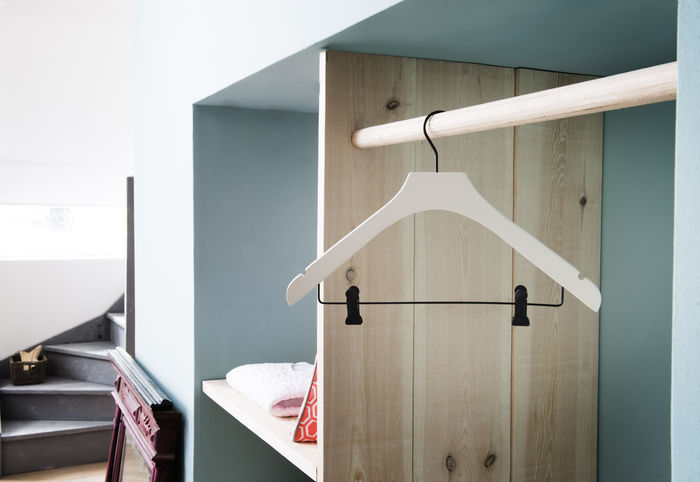 Gruccia in legno bianco con pinze  2 Compactor