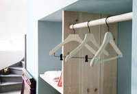 Gruccia in legno bianco con pinze