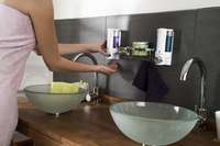 Dispenser sapone da muro doppio bianco con cestello