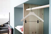 Gruccia in legno bianco con pinze